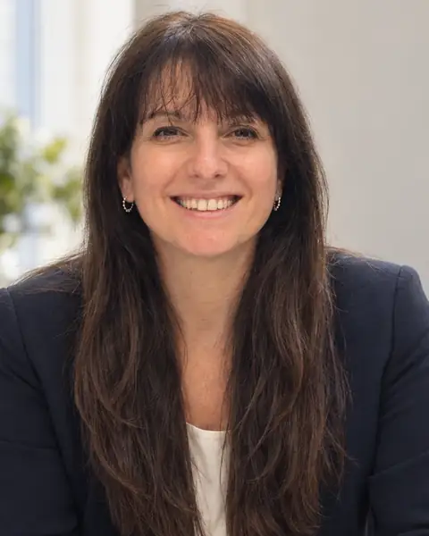 Paula Cañas, sonriendo, en su oficina